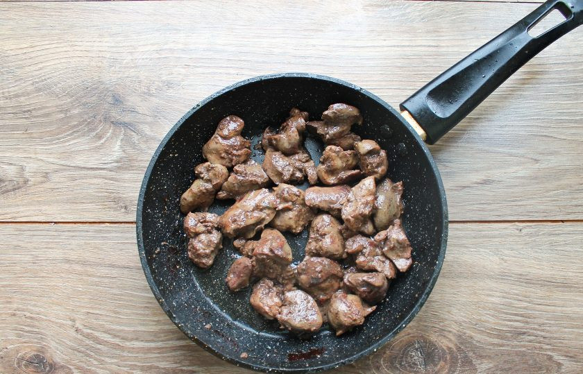 1. Этап. Салат с печенью и карамелизированными сливами: Куриную печень сполосните, обсушите и порежьте на кусочки. В сковороду налейте две столовые ложки растительного масла и разогрейте. Выложите порезанную печень и обжаривайте до готовности. На это уйдет примерно около 8-10 минут. Переложите в тарелку и остудите.