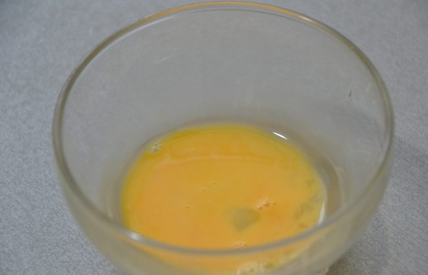 1. Этап. Кекс Майский: Оставьте немного болтушки из яйца на смазку перед выпечкой.