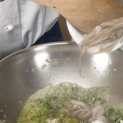 1. Этап. Суп из морепродуктов (Cacciucco alla livornese): Добавить осьминога и варить в течение 10 минут.