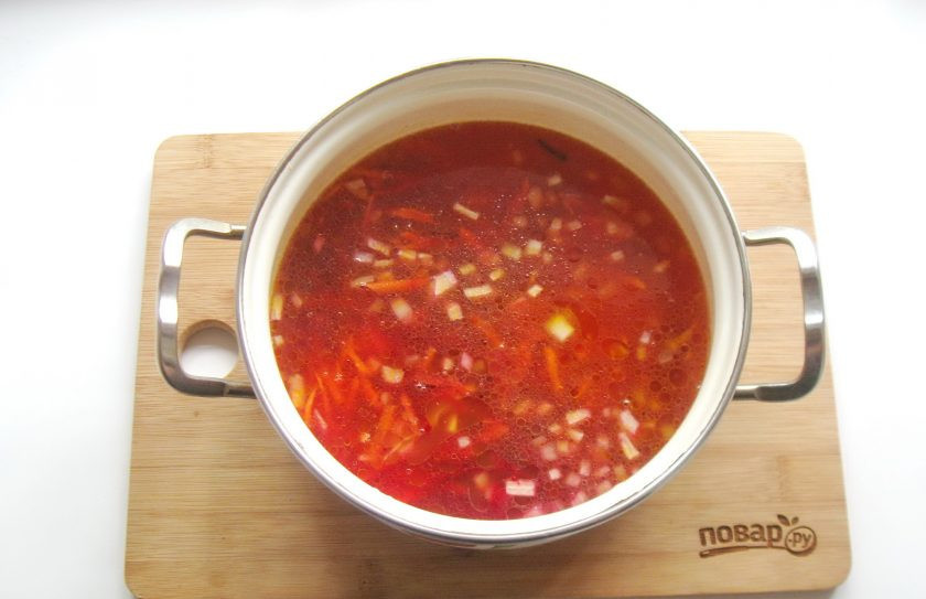 1. Этап. Борщ с пекинской капустой: Выложите морковь, лук и свеклу в кастрюлю с картофелем и бульоном.