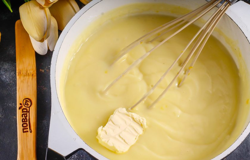 1. Этап. Торт Наполеон с грецкими орехами: Поместите емкость на плиту и доведите ее содержимое сначала почти до кипения, затем до необходимой густоты, помешивая венчиком или силиконовой лопаткой. На это вам потребуется примерно 10 минут. Затем в крем вмешайте сливочное масло и остудите его на холоде примерно 1 час.