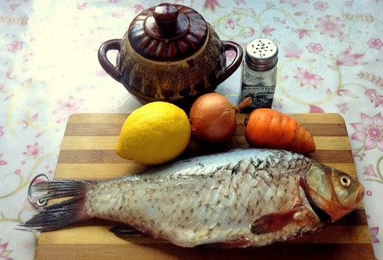 1. Этап. Карась в фольге в духовке: 1. Вот перед вами весь набор продуктов, которые вам потребуются. Первым делом включите духовку, пусть разогревается до 200 градусов.