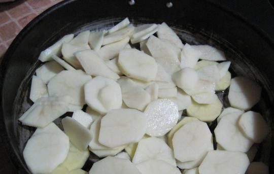 1. Этап. Мясо по-французски с фаршем: Выложите картофель в сковороду, посолите.