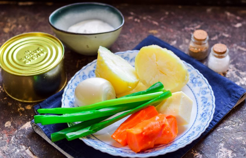 1. Этап. Мимоза с консервой: Подготовьте ингредиенты.