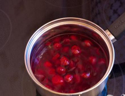 1. Этап. Сырники с вишневым соусом: 5. Добавляем в вишни 200 мл. воды, сахар, и доводим до кипения. Варим минуту-две. Вливаем крахмал и перемешиваем. Убираем с огня.