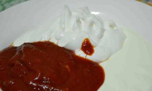 1. Этап. Соус для шавермы: В пиале соедините сметану с майонезом и томатной пастой.