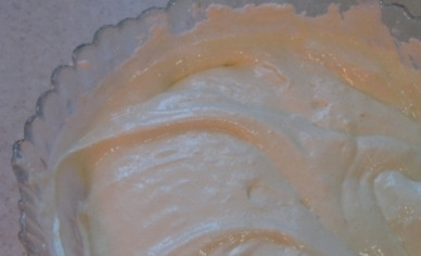 1. Этап. Торт Подарок: Взбиваем белки, добавляя небольшими порциями сахар.