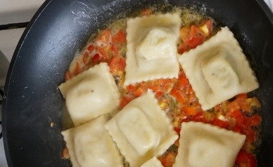1. Этап. Постные равиоли: Помидор нарезаем мелкими кубиками и слегка обжариваем на сковороде на растительном масле. Можно слегка посолить по вкусу. Добавляем к соусу равиоли, перемешиваем — и минуты через 2 подаем к столу.
