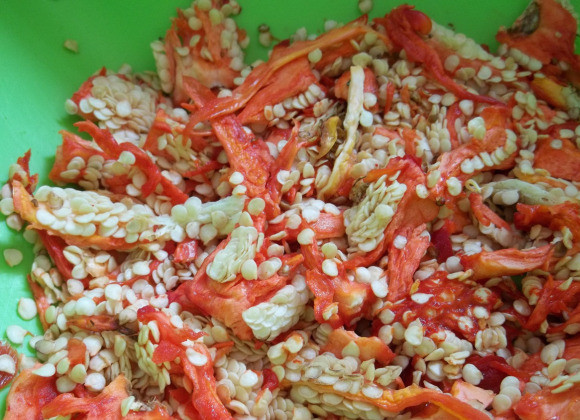 1. Этап. Кавказская аджика: 2. Перец и помидоры промойте и просушите бумажным полотенцем. Перец чили разрежьте вдоль напополам и удалите семена. Обязательно наденьте перчатки!