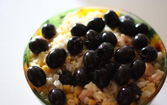 1. Этап. Салат с рисом и кукурузой: Добавляем маслины - целиком или нарезанные. Поливаем маслом и лимонным соком. Перемешиваем. Перед подачей посыпаем мелко нарубленной зеленью.