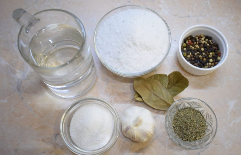 1. Этап. Маринад для копчения сала: Для приготовления маринада подготовьте все необходимые ингредиенты. Чеснок очистите и разберите по долькам.