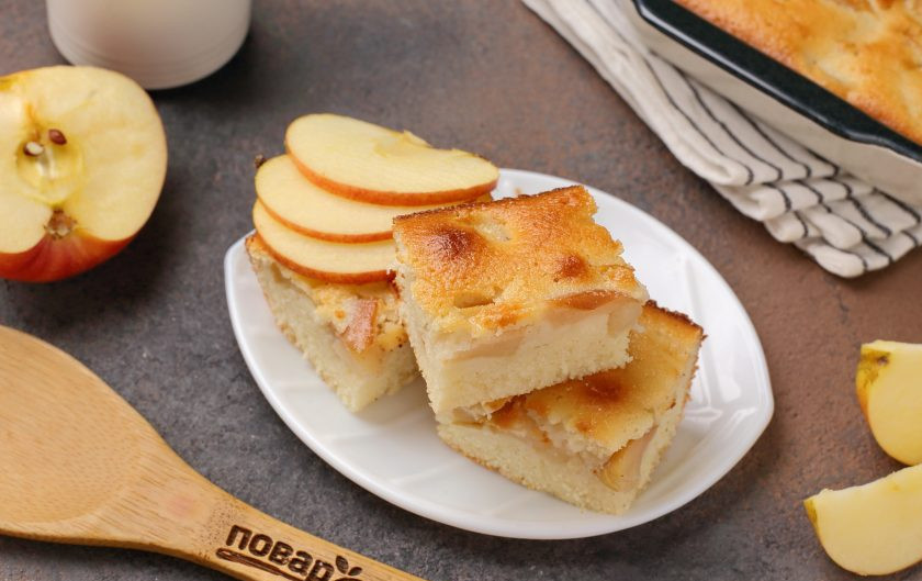 1. Этап. Шарлотка с манкой и яблоками: Шарлотка с манкой и яблоками готова. Приятного аппетита!