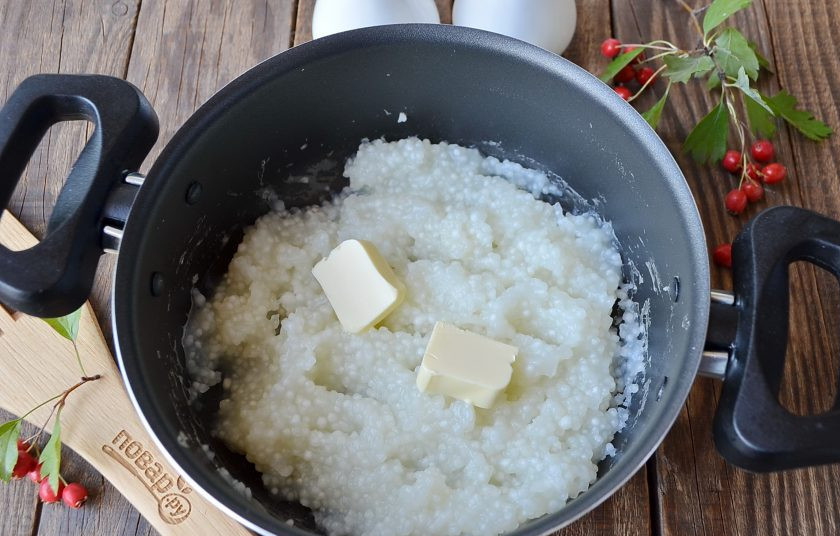 1. Этап. Саго: Спустя 15 минут крупа набухнет, станет мягкой, а бульон весь выпарится. Снимите кашу с огня и добавьте кусочек масла, перемешайте сразу.