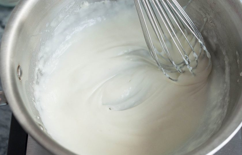 1. Этап. Куриная лазанья: 4. Хорошенько взбейте все венчиком до образования однородной массы, доведите все до кипения.