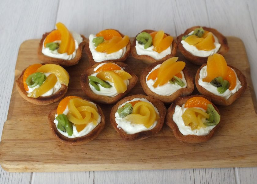 1. Этап. Корзиночки с фруктами и кремом: Разложите фрукты.