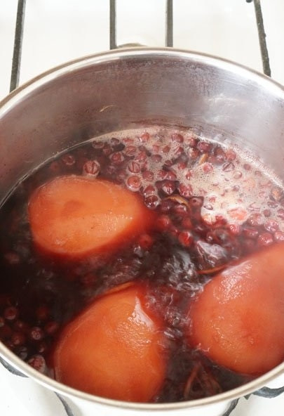 1. Этап. Пьяная груша: 3. Подготовленные груши кладем в кастрюлю с кипящей смесью и варим после закипания 20-30 минут на слабом огне, проверяем груши ложкой или лопаткой на мягкость.