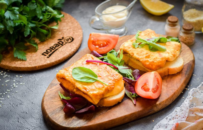 1. Этап. Рецепт завтрака из яиц: При подаче добавьте зелень и томаты черри.