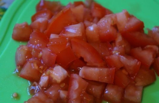 1. Этап. Салат с сухариками, курицей и помидорами: Помидоры моем и нарезаем небольшими кубиками.