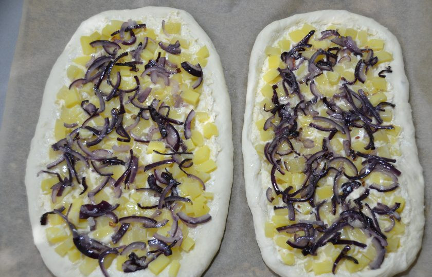 1. Этап. Пицца по-немецки: На картофель выложите обжаренный лук.