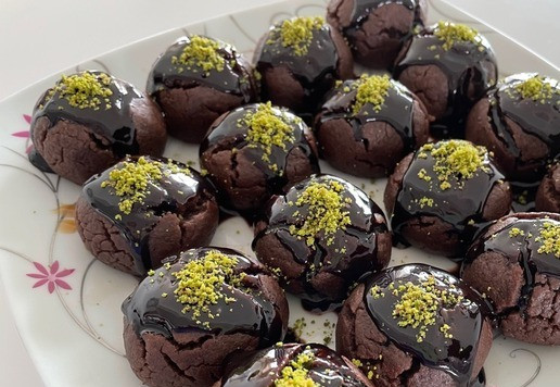 1. Этап. Шоколадно-кофейное печенье: Можно просто растопить шоколадку, посыпать кокосовой стружкой или орехами.