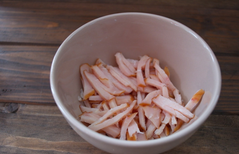 1. Этап. Салат-пятиминутка: Варено-копченый балык нарезать соломкой. У меня балык куриный, но можно взять и свиной.