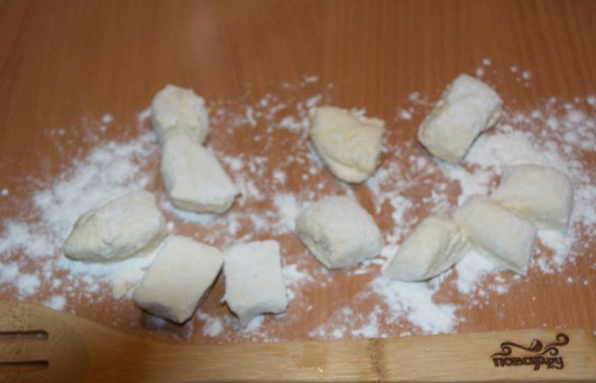 1. Этап. Ленивые вареники для детей: Разделите тесто на 4 части. Из каждой скатайте колбаску. Нарежьте ее на кусочки-фрагменты.