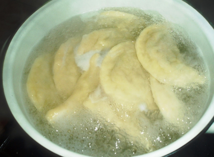 1. Этап. Вареники с квашеной капустой: Если решили кушать их сразу, то варить вареники нужно в подсоленной воде в течение 5 минут с момента закипания. Готовое блюдо подаем со сметанкой, луком или шкварками. Приятного аппетита!