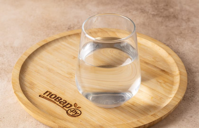 1. Этап. Шипучка из соды и уксуса: Влейте в стакан кипяченую воду.