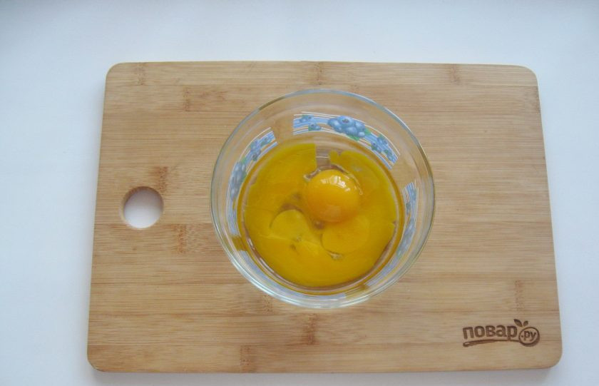 1. Этап. Заварной крем на желтках: Желтки выложите в мисочку.