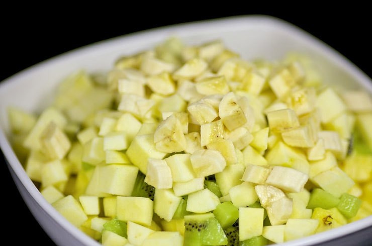 1. Этап. Фруктовый салат Витамин: 2. Нарежьте все фрукты на средние кубики.