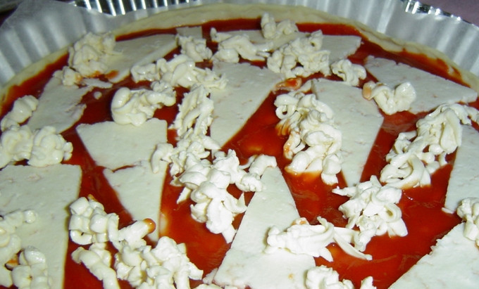 1. Этап. Сырная пицца: Присыпаем тертым плавленым сыром.