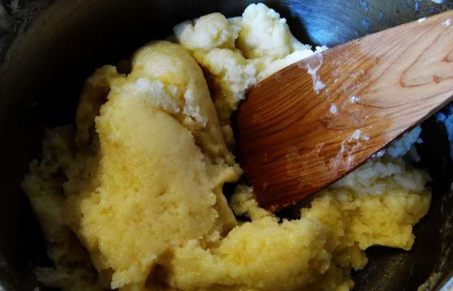 1. Этап. Заварное тесто на растительном масле: 3. Можно поставить на очень слабый огонь и замешивать тесто при помощи деревянной лопатки.