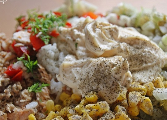 1. Этап. Салат из горбуши с рисом: Смешиваем все компоненты салата с майонезом, добавим соль и перец по вкусу.