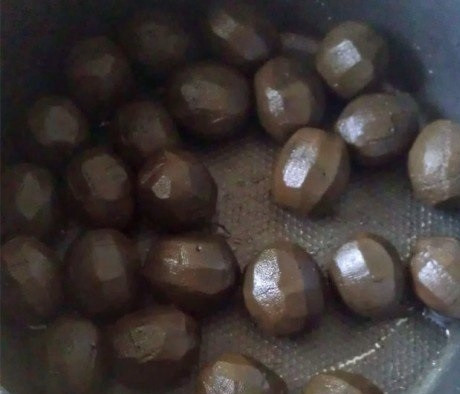 1. Этап. Варенье из зеленых орехов: 3. Через 9 дней можно начинать активный процесс. Каждый орешек нужно проколоть вилкой и отправить в кастрюлю с кипящей водой на 10 минут. После воду слейте.