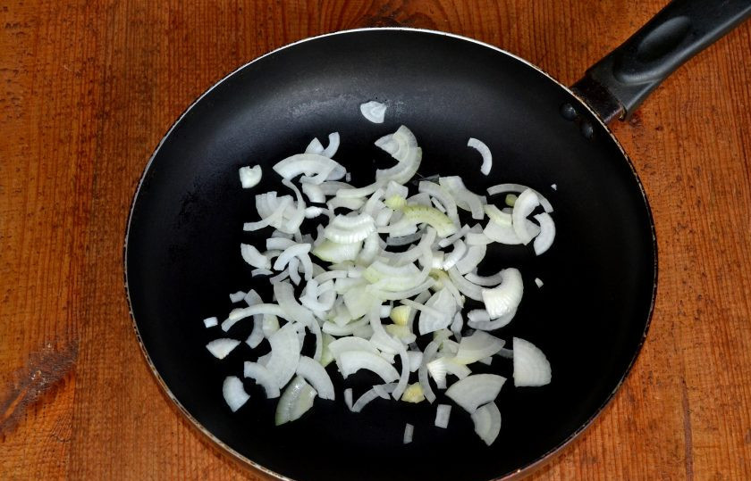 1. Этап. Плов за 30 минут в сковороде: В сковороде разогрейте немного растительного масла, выложите измельченный лук и обжарьте до прозрачности.