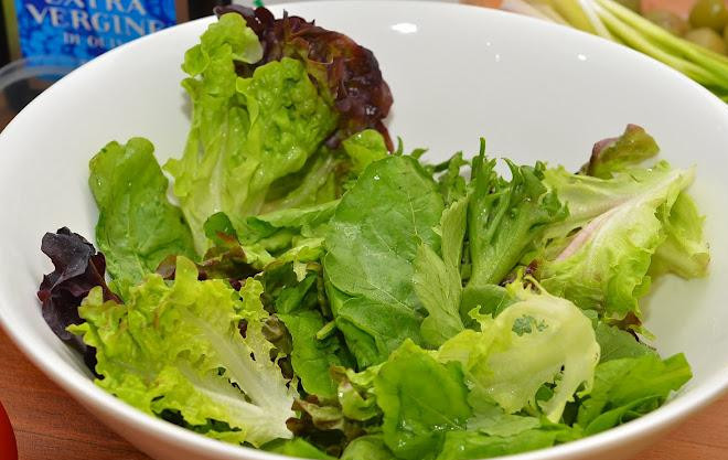 1. Этап. Салат с фисташками: Выкладываем в блюдо вымытые листья салата.