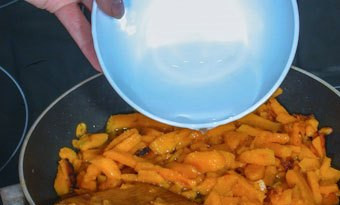 1. Этап. Паста с тыквой и сыром: Чеснок измельчаем и обжариваем до золотистого цвета на растительном масле. Извлекаем чеснок и там же обжариваем лук, порезанный колечками. Жарим до прозрачности и откладываем лук в сторону. Тыкву очищаем от кожуры и режем на маленькие кусочки (1.5 х 1.5 см). Готовим тыкву до мягкости.