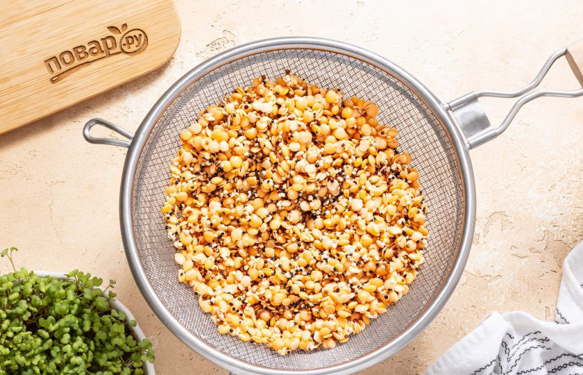 1. Этап. Хлеб из киноа: После слейте воду, промойте крупы и откиньте на сито. Дайте стечь лишней жидкости.