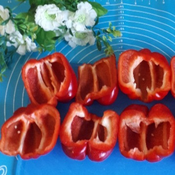 1. Этап. ЗакускаЗапеченные перцы: Перцы разрезать пополам, вынуть семена.