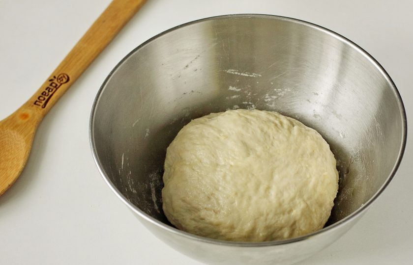1. Этап. Дрожжевые пышки на сковороде: Замесите эластичное тесто, соберите его в шар, смажьте растительным маслом, накройте и оставьте в тепле примерно на 1 час для подъема.