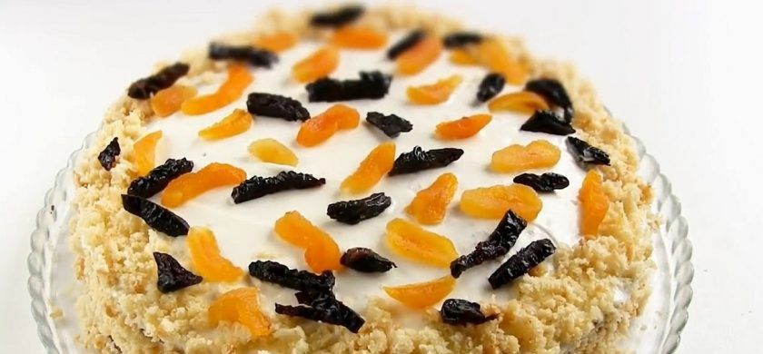 1. Этап. Простой быстрый медовик на кефире: 5. Соберите торт, смажьте бока кремом и присыпьте крошкой. Украсьте торт сухофруктами. По возможности поставьте торт в холодильник на 5-6 часов. Приятного аппетита!