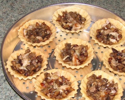 1. Этап. Тарталетки запеченные с начинкой: 3. Остудите немного и разложите готовую начинку в корзиночки. Для приготовления можно использовать аэрогриль или духовку.