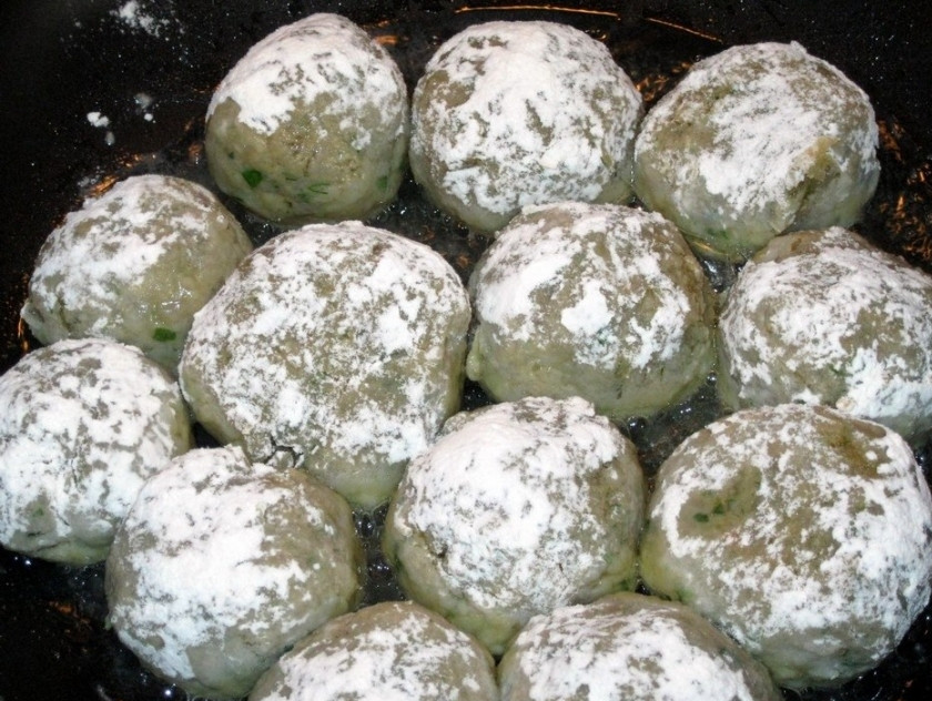 1. Этап. Рыбные фрикадельки: Разогреваем сковороду, добавляем немного масла и обжариваем фрикадельки со всех сторон до золотистого цвета, минут 10-15.