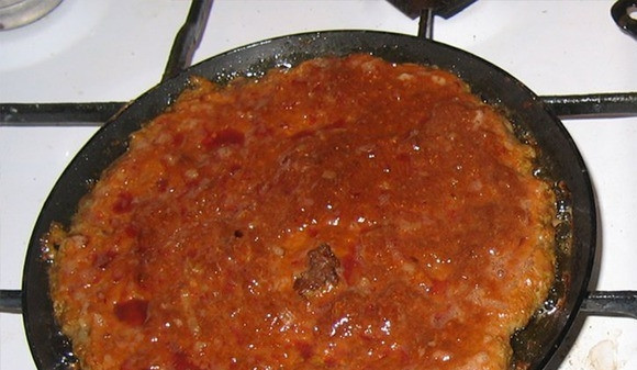 1. Этап. Печеночный торт классический: Возьмите небольшую сковородку (идеально подойдет блинная), выкладывайте на нее сырую печень, предварительно смазав сковороду растительным маслом. Выпекайте блинчики по пять минут с двух сторон.