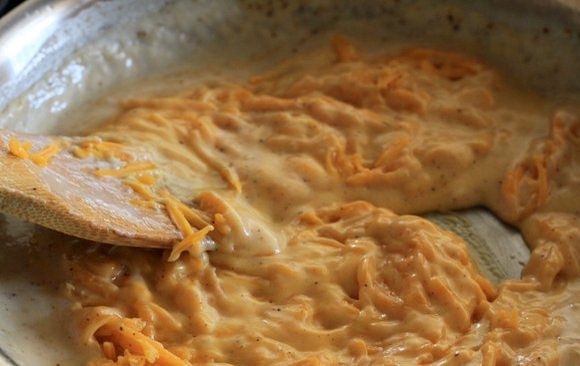 1. Этап. Соус для начос: 7. И дайте ему хорошо расплавиться.