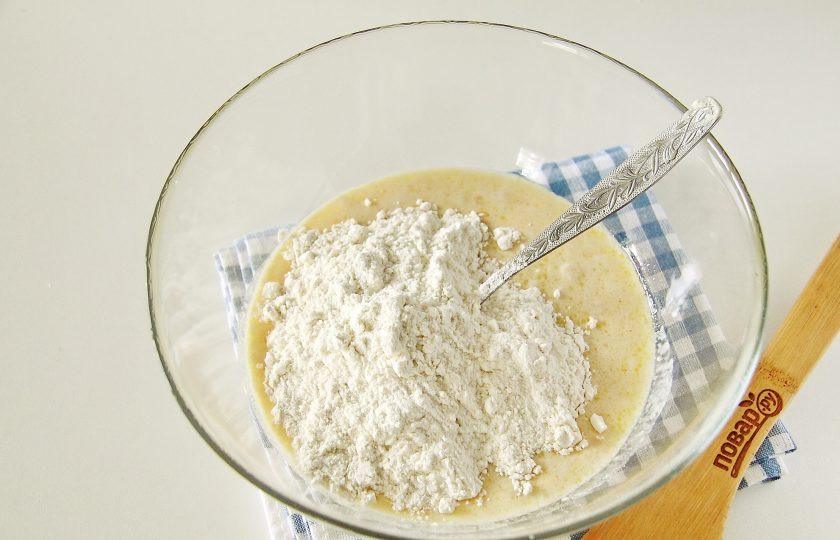 1. Этап. Пирог с морковью и яйцом: Все размешайте и частями введите муку.