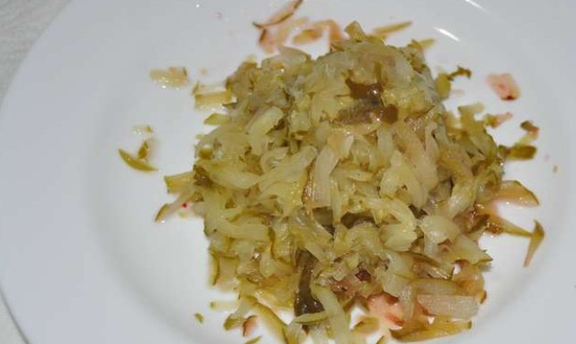 1. Этап. Селедка под шубой с гранатом: Натрите на терке соленый огурец.