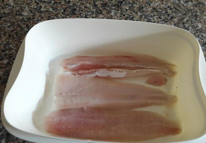 1. Этап. Мерлуза с овощами: Филе рыбы разморозьте, при необходимости, промойте и посолите.