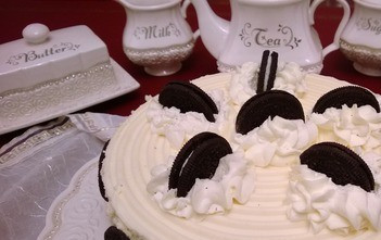 1. Этап. Чизкейк без выпечки из печенья: Отправляем чизкейк на пару часов в холодильник. Сверху украшаем взбитыми сливками и печеньем. Приятного аппетита!