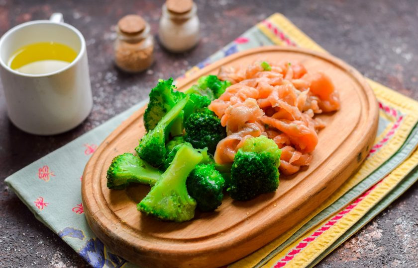 1. Этап. Семга с рисом в духовке: Семгу нарежьте небольшими кусочками. Брокколи разберите на соцветия.